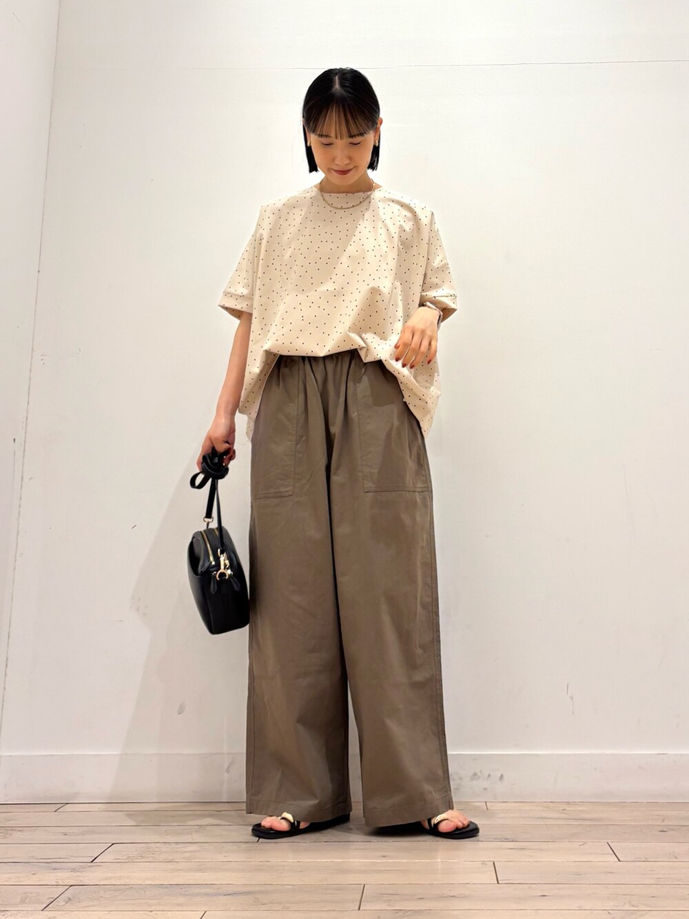 グリーン系のその他パンツ、ブラック系のショルダーバッグ、ブラック系のサンダルを着用したレディースの夏コーディネートの2枚目の写真