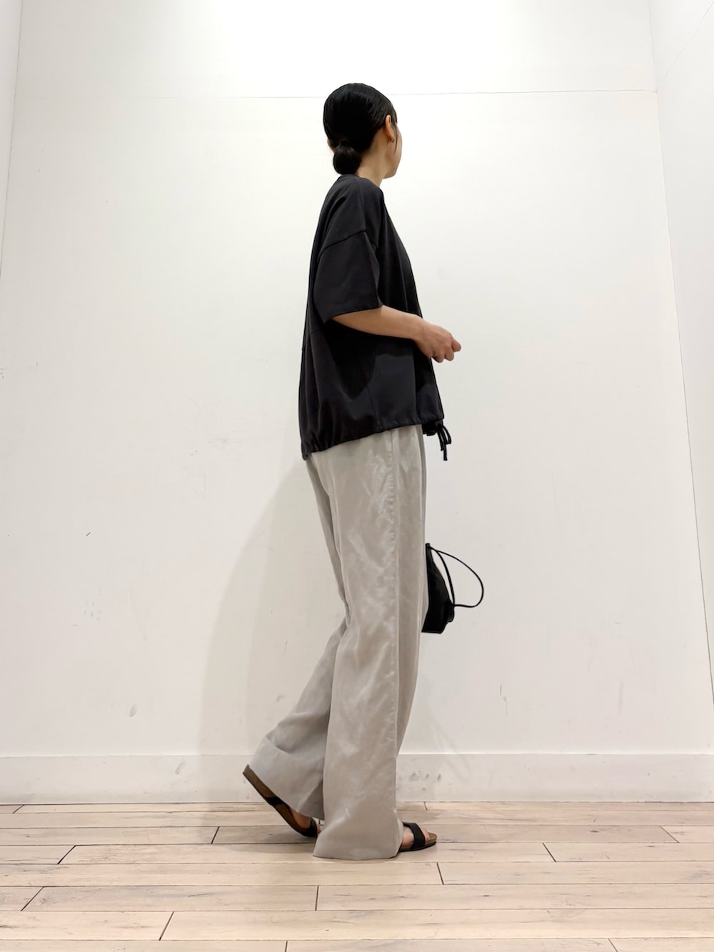 ベージュ系のその他パンツ、ブラック系のショルダーバッグ、ブラック系のサンダルを着用したレディースの夏コーディネートの4枚目の写真