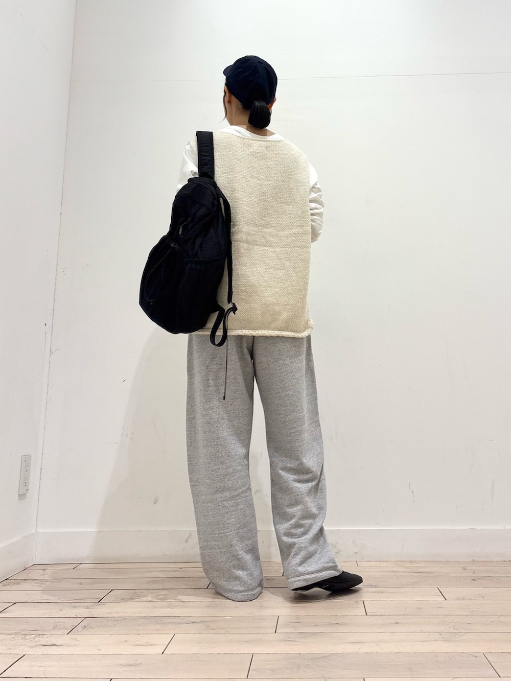 ホワイト系のTシャツ/カットソー、ホワイト系のベスト、グレー系のその他パンツを着用したレディースの秋コーディネートの4枚目の写真