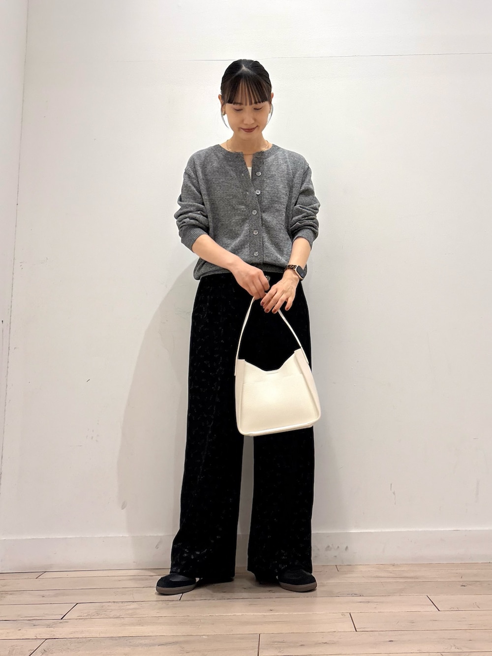 グレー系のカーディガン/ボレロ、ブラック系のその他パンツ、ホワイト系のハンドバッグを着用したレディースの夏コーディネートの2枚目の写真