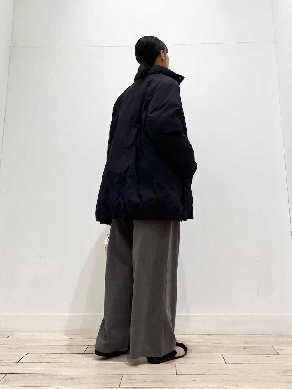 ブラック系のブルゾン、グレー系のその他パンツ、シルバー系のショルダーバッグを着用したレディースの冬コーディネートの7枚目の写真