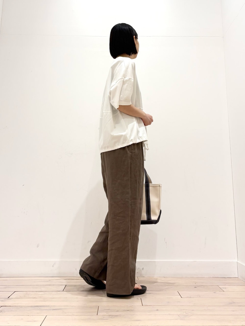 ホワイト系のTシャツ/カットソー、グレー系のトートバッグ、ブラウン系のその他パンツを着用したレディースの春コーディネートの5枚目の写真