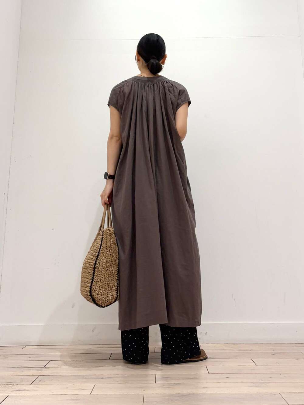 ブラック系のその他パンツ、ベージュ系のトートバッグ、グリーン系のサンダルを着用したレディースの夏コーディネートの3枚目の写真