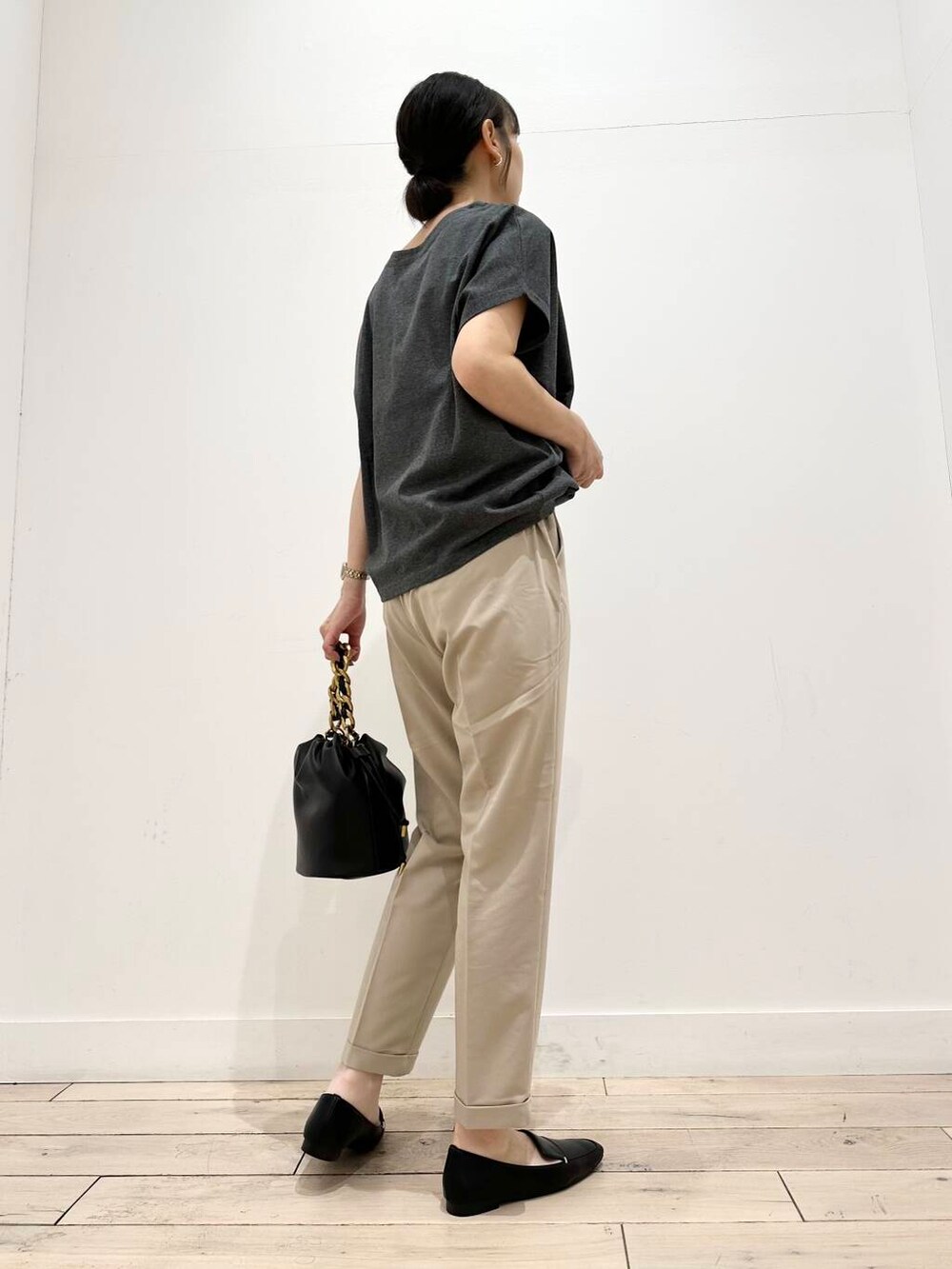 ブラック系のローファー、ベージュ系のその他パンツ、グレー系のTシャツ/カットソーを着用したレディースの夏コーディネートの4枚目の写真
