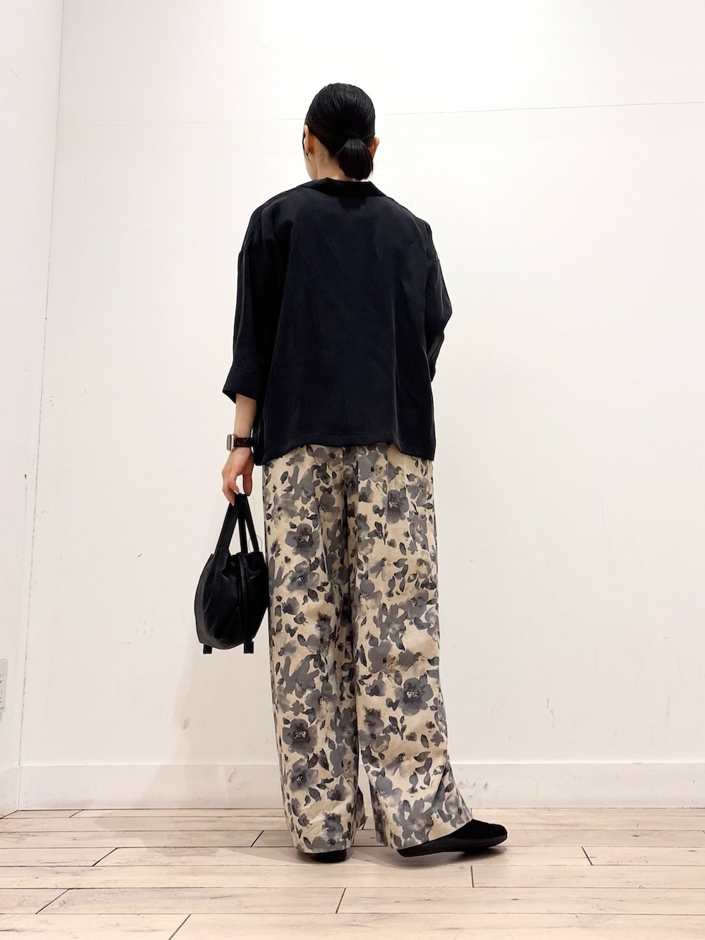 グレー系のその他パンツ、ブラック系のショルダーバッグ、ブラック系のスニーカーを着用したレディースの春コーディネートの4枚目の写真