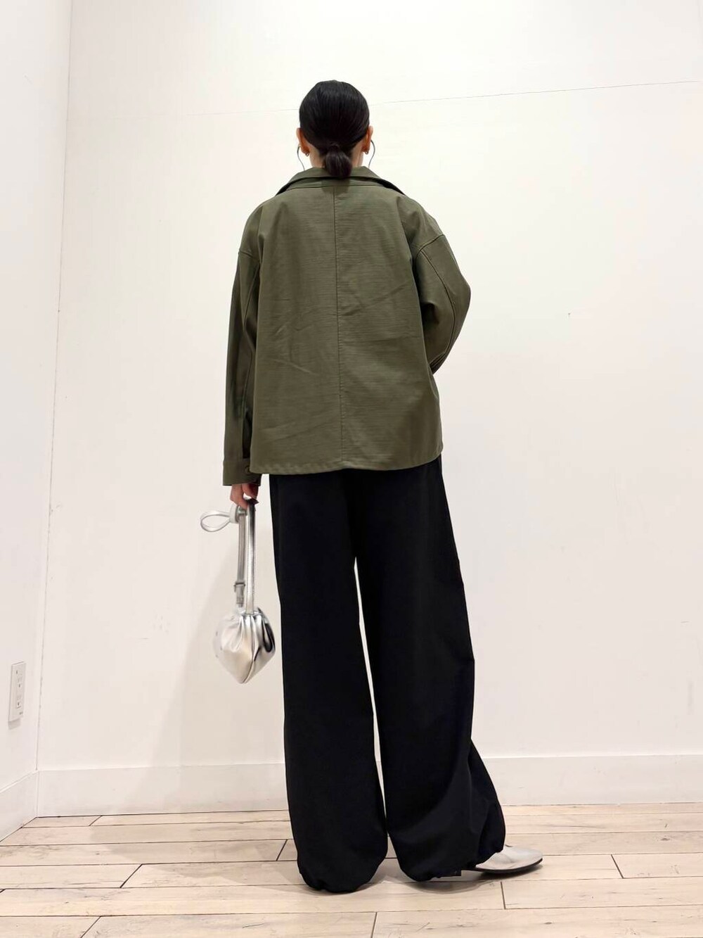シルバー系のショルダーバッグ、ブラック系のワンピース、シルバー系のパンプスを着用したレディースの春コーディネートの7枚目の写真