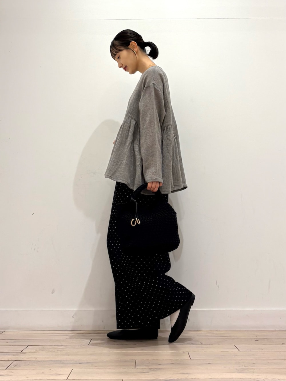 グレー系のシャツ/ブラウス、ブラック系のその他パンツ、ブラック系のハンドバッグを着用したレディースの秋コーディネートの3枚目の写真