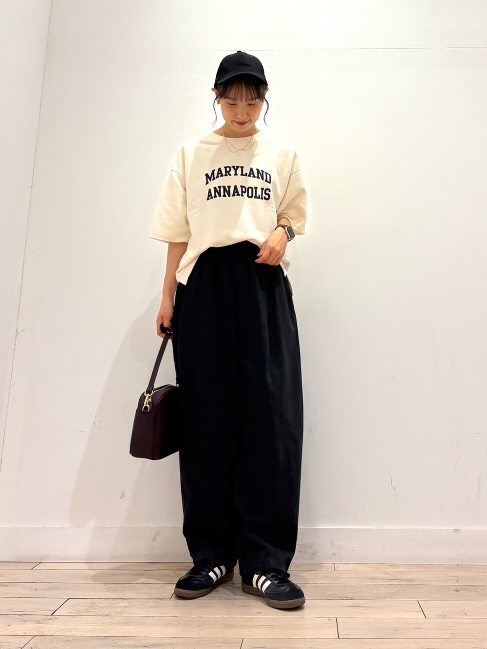 ブラック系のその他パンツ、ホワイト系のTシャツ/カットソー、ブラック系のスニーカーを着用したレディースの夏コーディネートの2枚目の写真