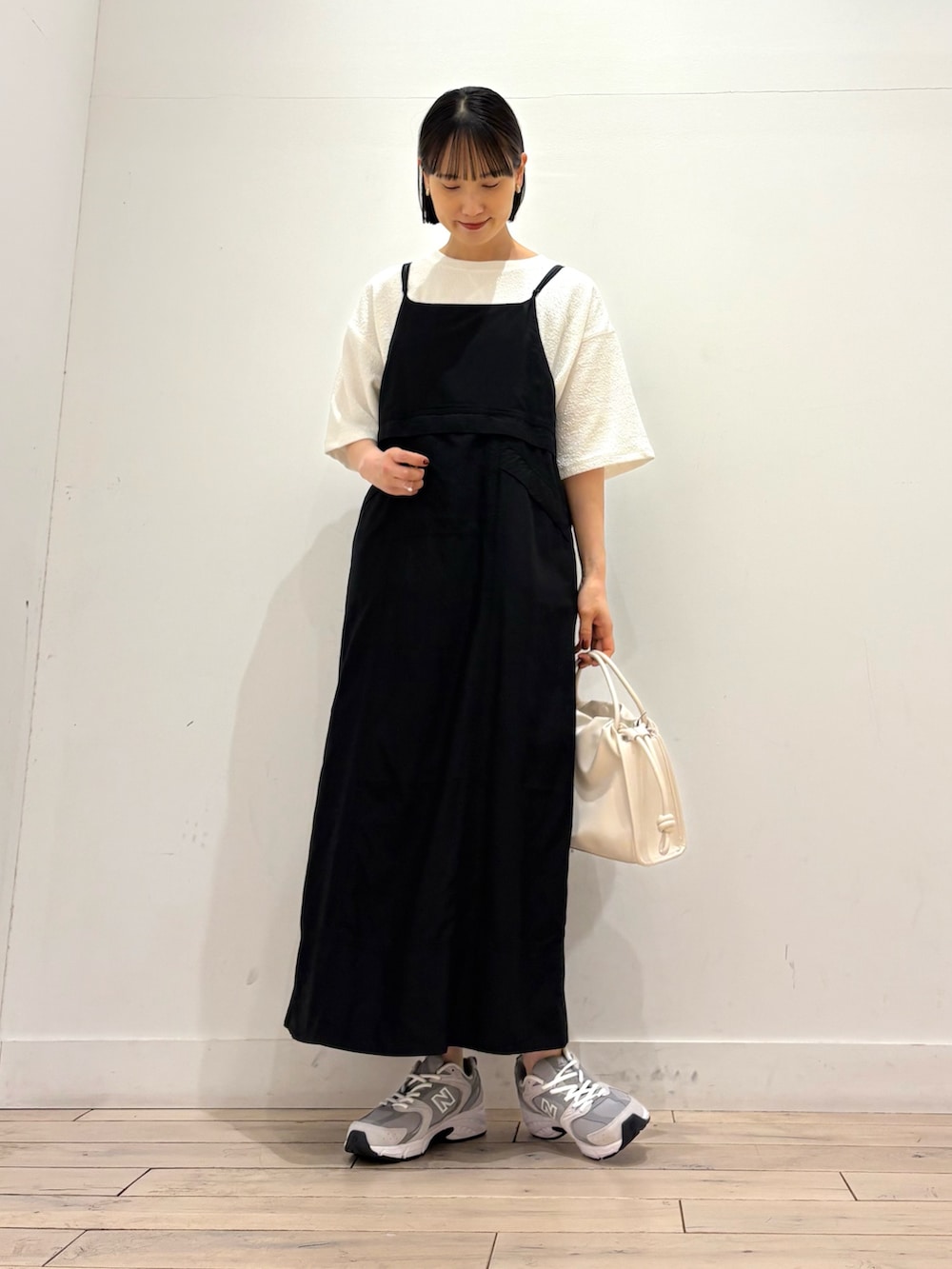 ホワイト系のTシャツ/カットソー、ホワイト系のトートバッグ、グレー系のスニーカーを着用したレディースの春コーディネートの2枚目の写真