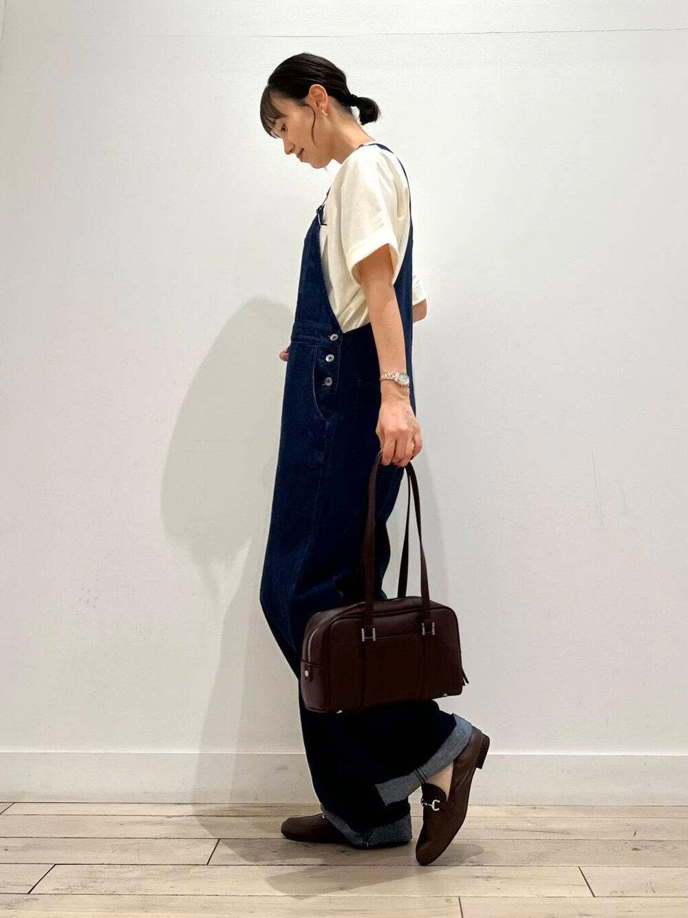 ブラウン系のローファー、ホワイト系のTシャツ/カットソー、グリーン系のブルゾンを着用したレディースの秋コーディネートの4枚目の写真