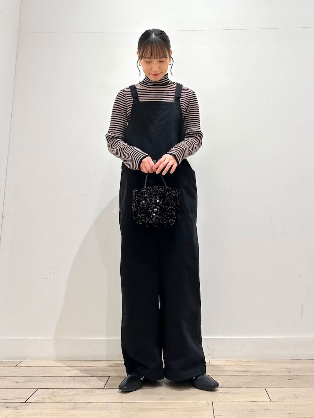 ブラック系のローファー、ブラック系のショルダーバッグ、その他のニット/セーターを着用したレディースの冬コーディネートの4枚目の写真