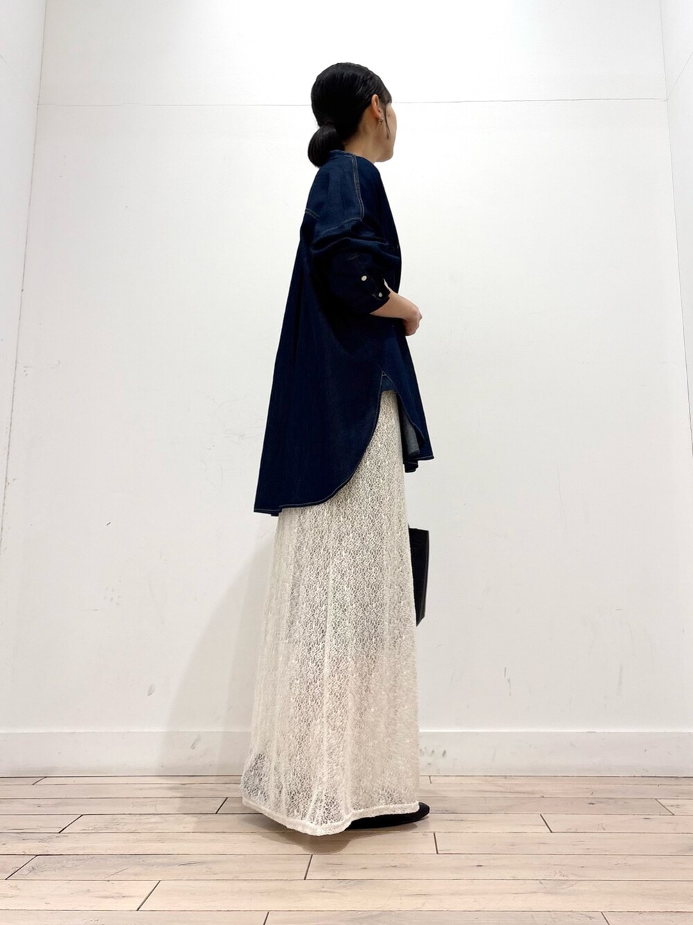 ホワイト系のTシャツ/カットソー、ホワイト系のスカート、ブラック系のトートバッグを着用したレディースの冬コーディネートの3枚目の写真