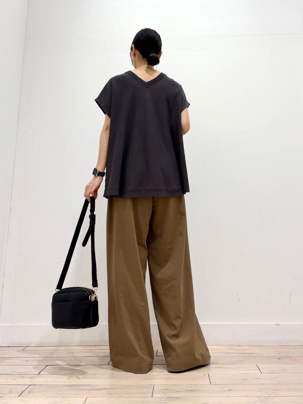 ブラック系のショルダーバッグ、ベージュ系のサンダル、ベージュ系のその他パンツを着用したレディースの夏コーディネートの3枚目の写真