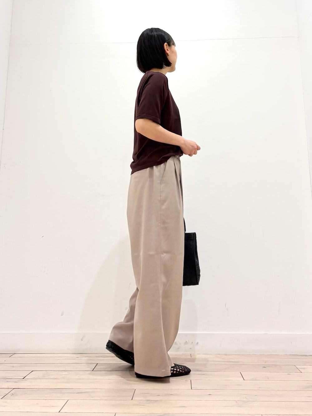 ブラウン系のTシャツ/カットソー、ベージュ系のその他パンツ、ブラック系のサンダルを着用したレディースの春コーディネートの5枚目の写真