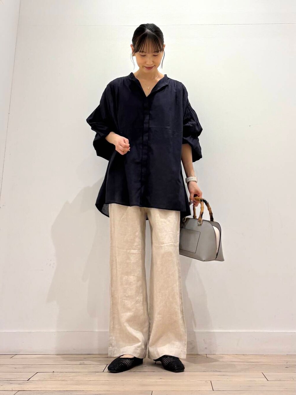 ベージュ系のその他パンツ、ブルー系のシャツ/ブラウス、ブラック系のバレエシューズを着用したレディースの春コーディネートの2枚目の写真