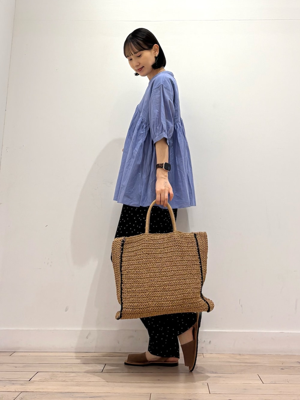 ブルー系のシャツ/ブラウス、ブラック系のその他パンツ、ベージュ系のトートバッグを着用したレディースの夏コーディネートの3枚目の写真