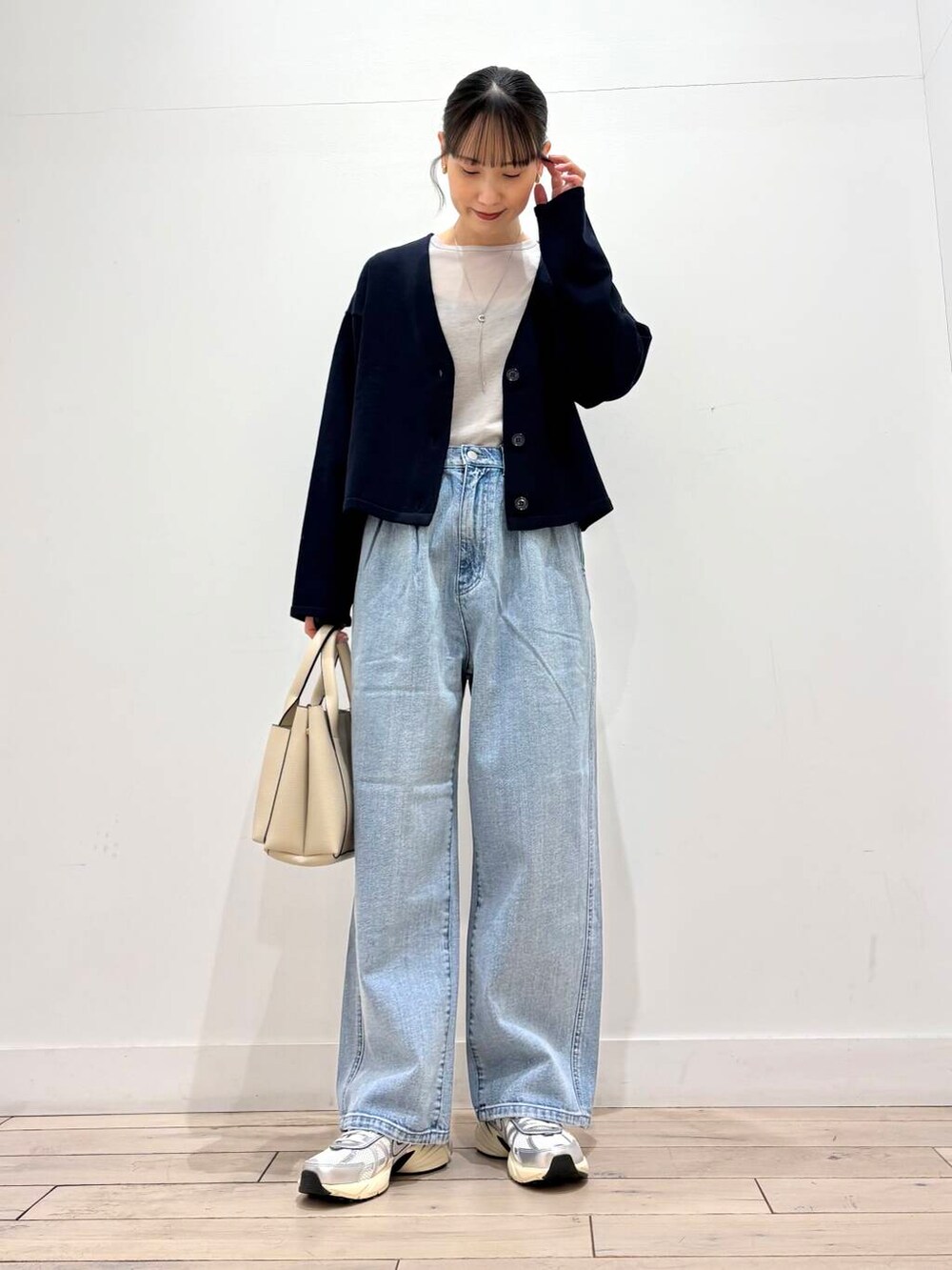 ホワイト系のスニーカー、ブルー系のデニムパンツ、グレー系のTシャツ/カットソーを着用したレディースの冬コーディネートの2枚目の写真