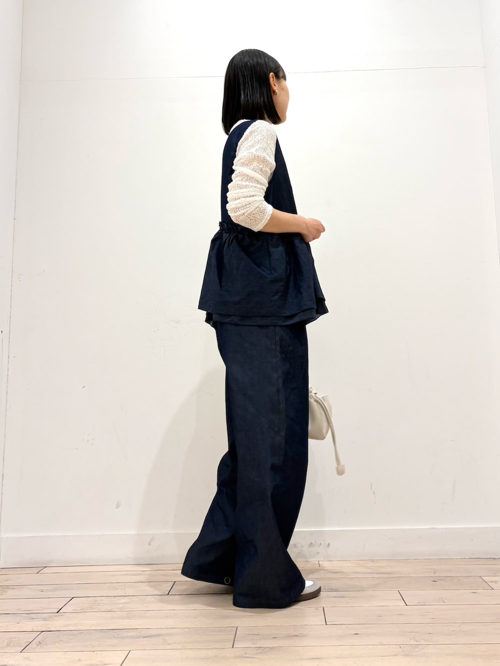 ホワイト系のTシャツ/カットソー、ブルー系のサロペット/オーバーオール、ホワイト系のショルダーバッグを着用したレディースの春コーディネートの4枚目の写真