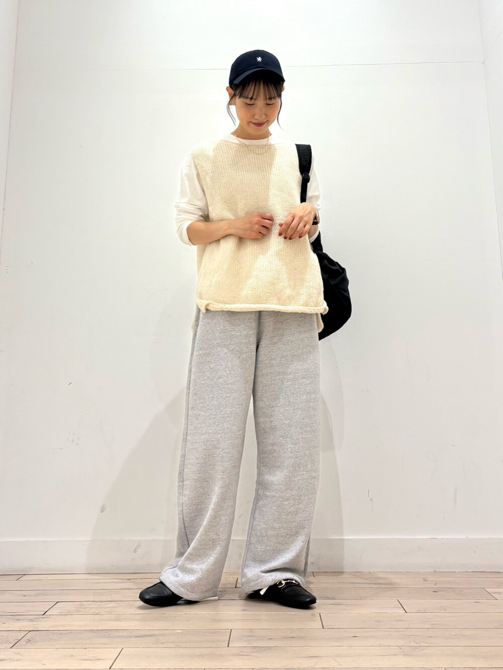 ホワイト系のTシャツ/カットソー、ホワイト系のベスト、グレー系のその他パンツを着用したレディースの秋コーディネートの2枚目の写真