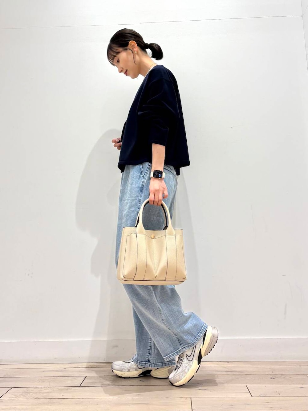 ホワイト系のスニーカー、ブルー系のデニムパンツ、グレー系のTシャツ/カットソーを着用したレディースの冬コーディネートの3枚目の写真