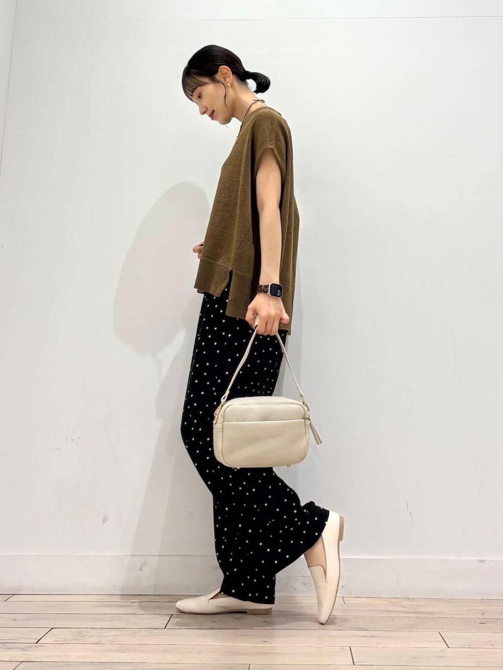 ホワイト系のローファー、ホワイト系のショルダーバッグ、ブラック系のその他パンツを着用したレディースの夏コーディネートの3枚目の写真