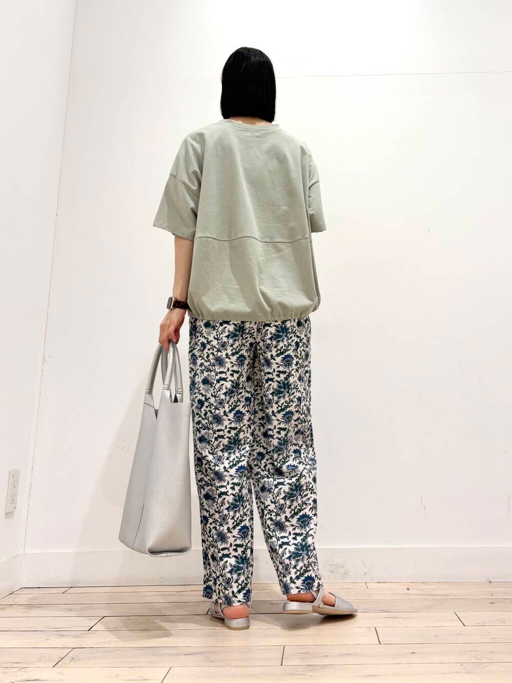 シルバー系のトートバッグ、グリーン系のTシャツ/カットソー、ブルー系のその他パンツを着用したレディースの夏コーディネートの5枚目の写真