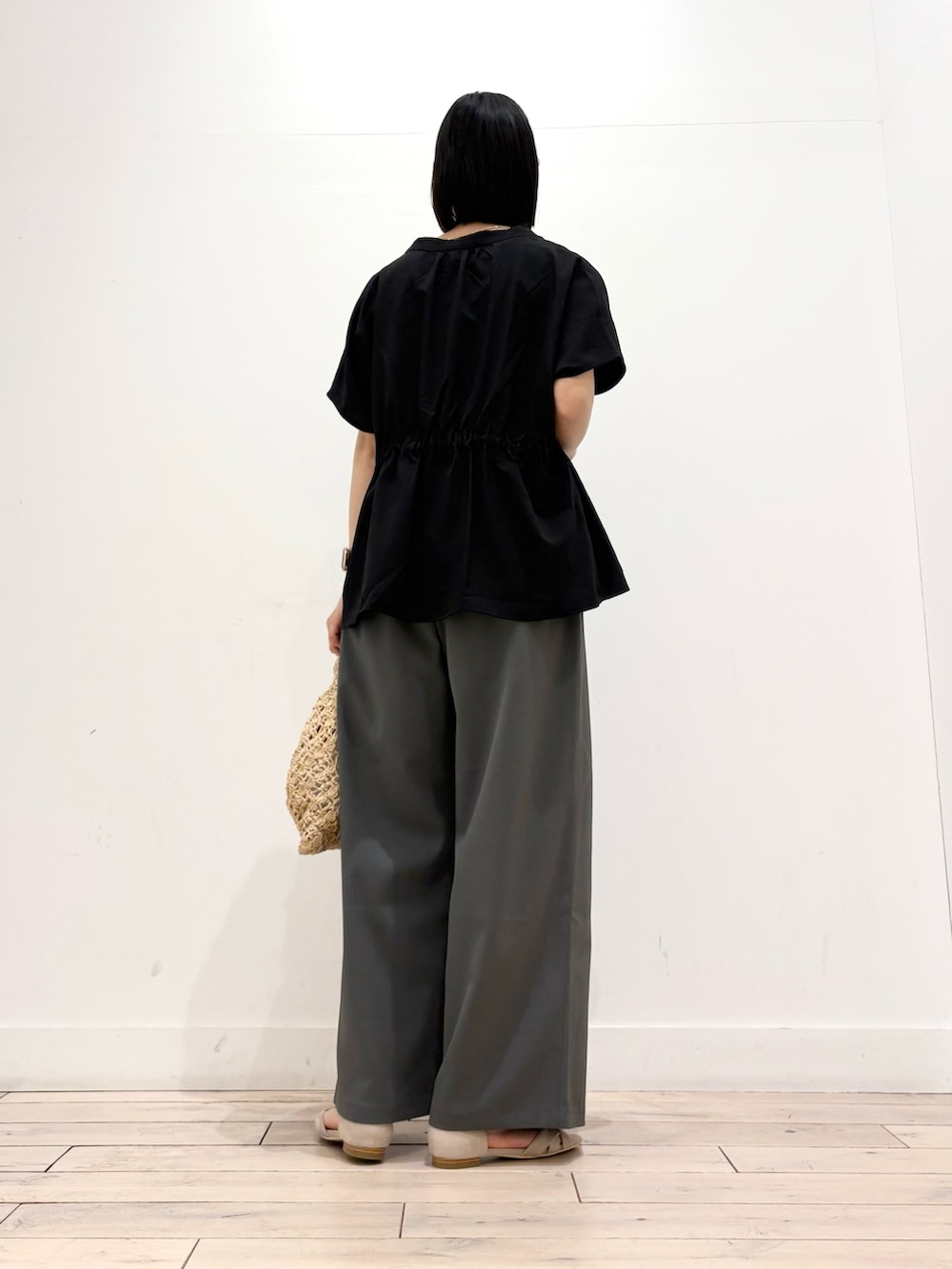 ブラック系のシャツ/ブラウス、ベージュ系のハンドバッグ、グレー系のその他パンツを着用したレディースの夏コーディネートの4枚目の写真