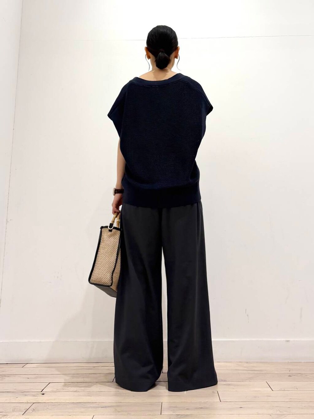 ホワイト系のタンクトップ、ブラック系のサンダル、ブラック系のショルダーバッグを着用したレディースの夏コーディネートの5枚目の写真