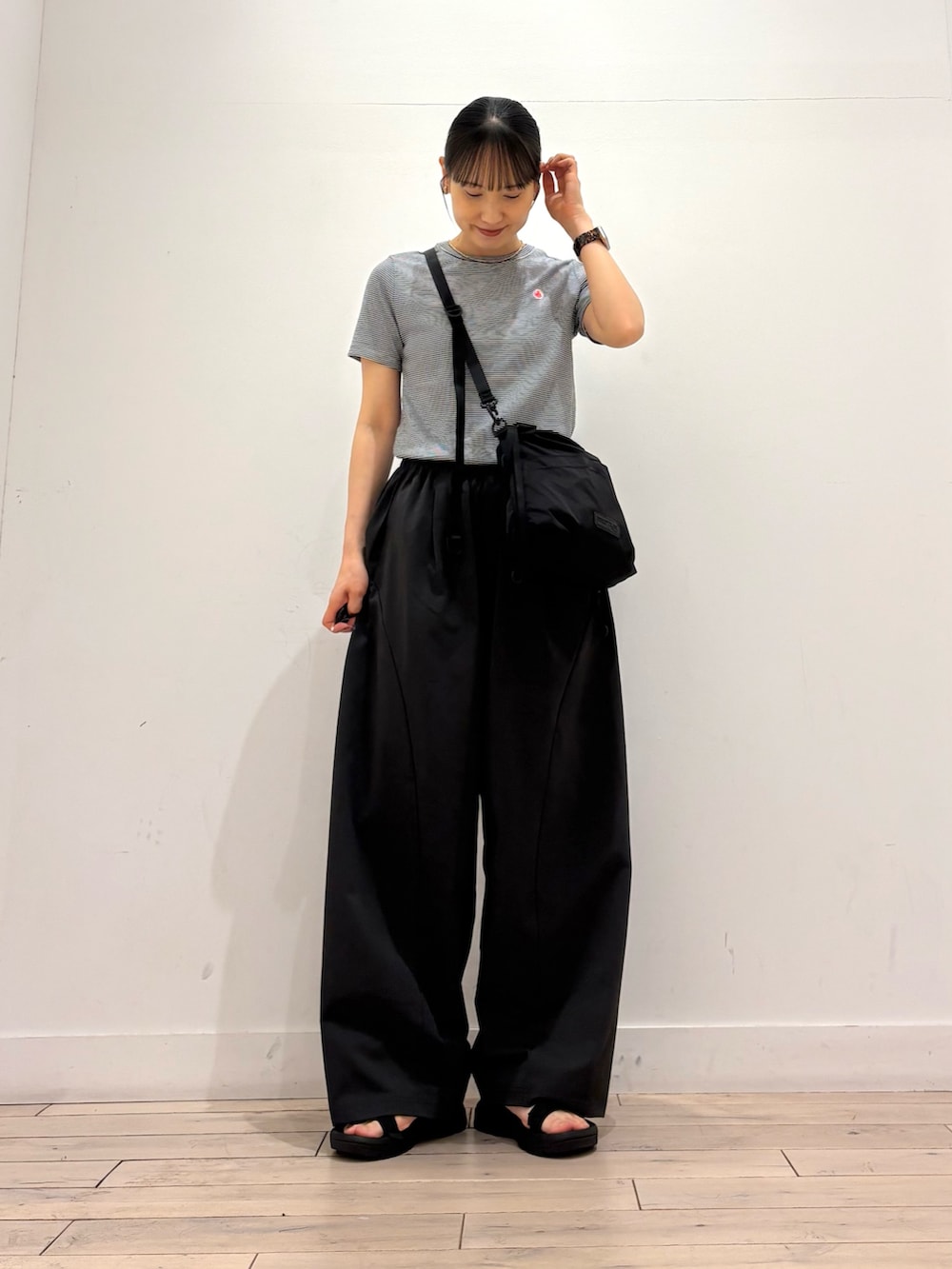 グレー系のその他パンツ、ブラック系のショルダーバッグ、ブルー系のTシャツ/カットソーを着用したレディースの夏コーディネートの2枚目の写真
