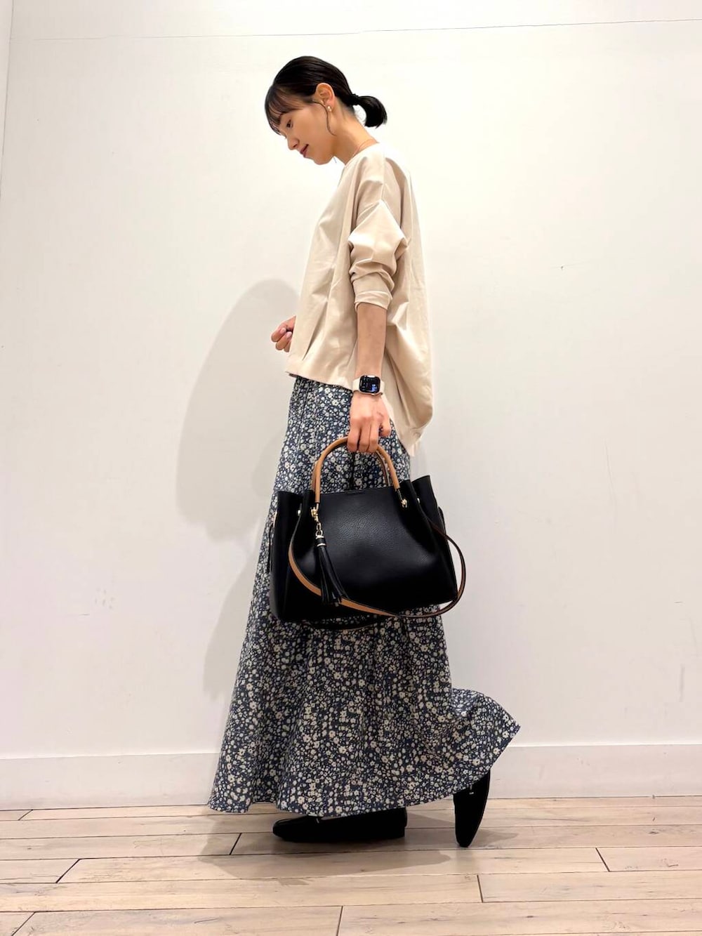 ブラック系のローファー、ブラック系のトートバッグ、ホワイト系のノーカラージャケットを着用したレディースの春コーディネートの6枚目の写真