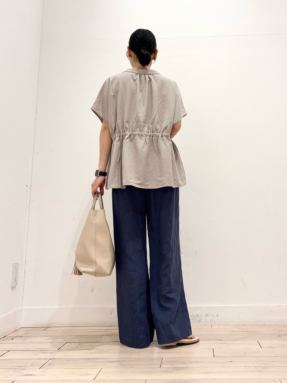 ブルー系のその他パンツ、ホワイト系のトートバッグ、グレー系のサンダルを着用したレディースの夏コーディネートの4枚目の写真