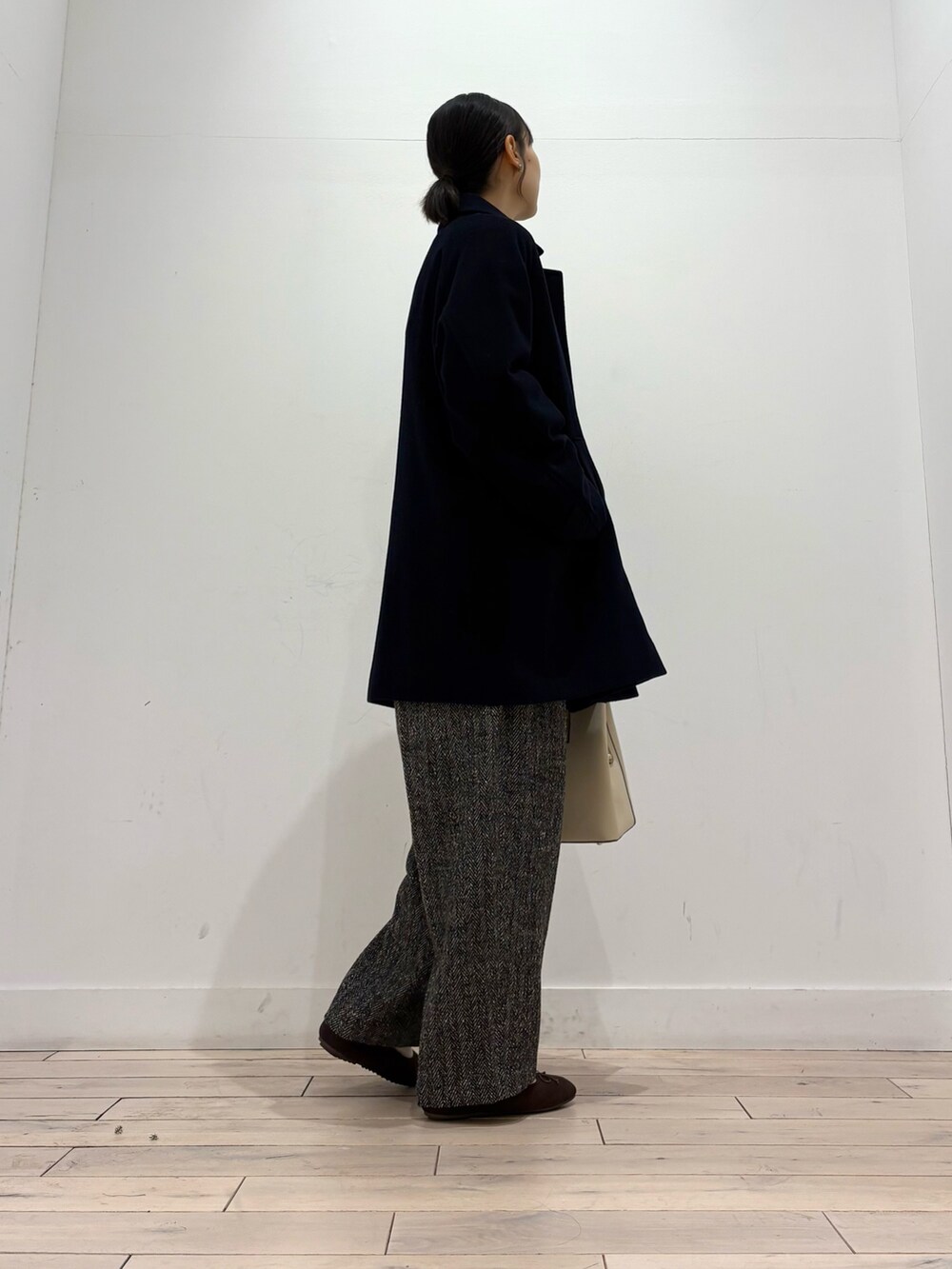 ホワイト系のTシャツ/カットソー、ブルー系のピーコート、グレー系のその他パンツを着用したレディースの冬コーディネートの3枚目の写真