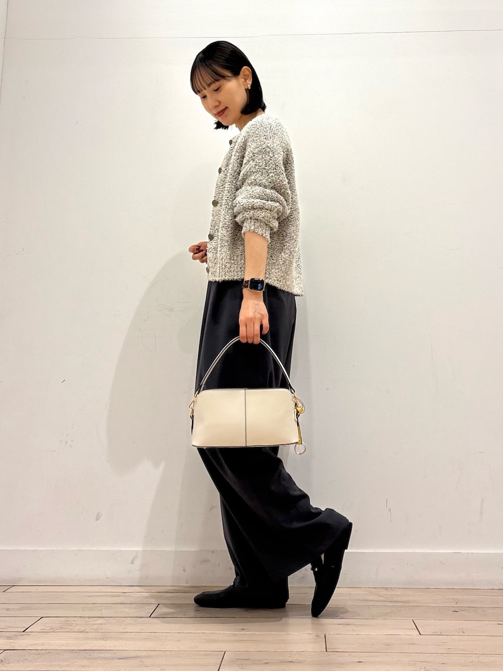 ホワイト系のタンクトップ、グレー系のその他パンツ、ホワイト系のショルダーバッグを着用したレディースの春コーディネートの2枚目の写真