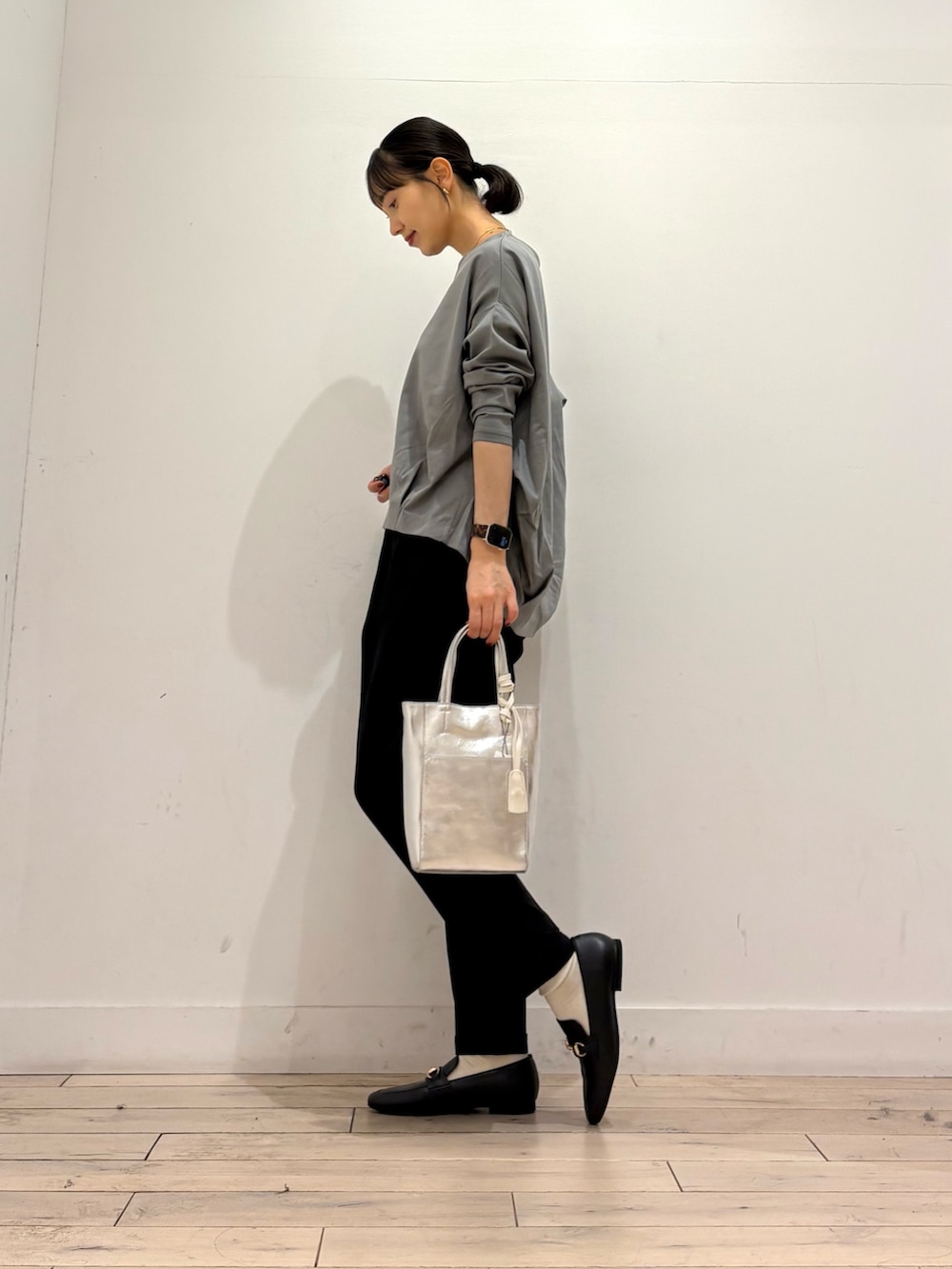 ブルー系のTシャツ/カットソー、ブラック系のその他パンツ、シルバー系のトートバッグを着用したレディースの秋コーディネートの2枚目の写真