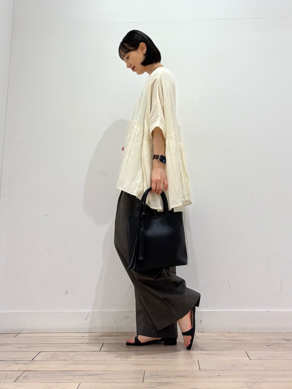 ホワイト系のシャツ/ブラウス、グレー系のその他パンツ、ブラック系のトートバッグを着用したレディースの夏コーディネートの2枚目の写真