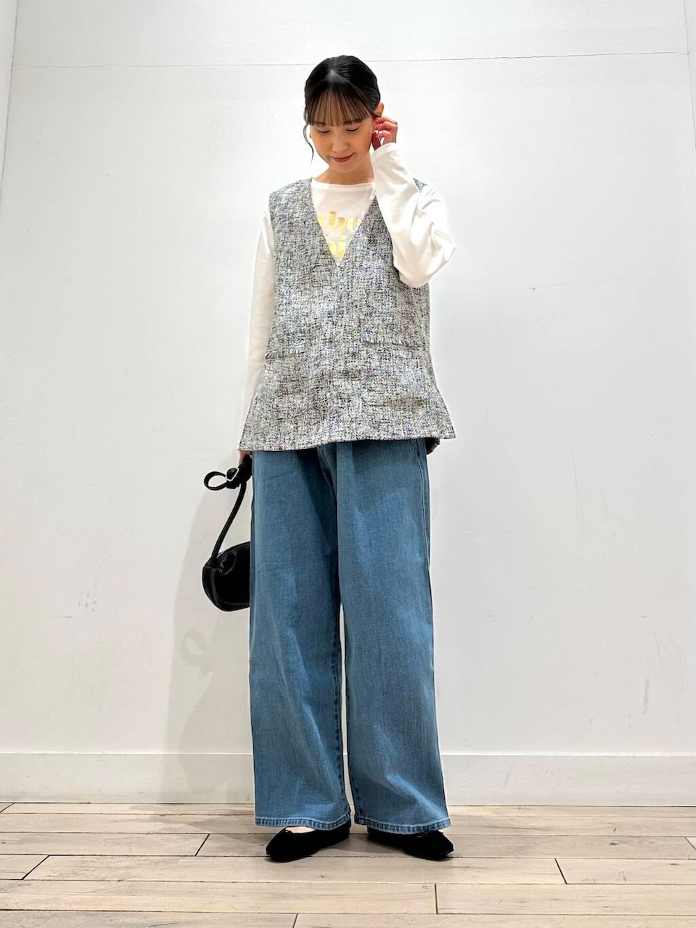 ブラック系のその他アウター、ブラック系のバレエシューズ、ホワイト系のTシャツ/カットソーを着用したレディースの冬コーディネートの2枚目の写真