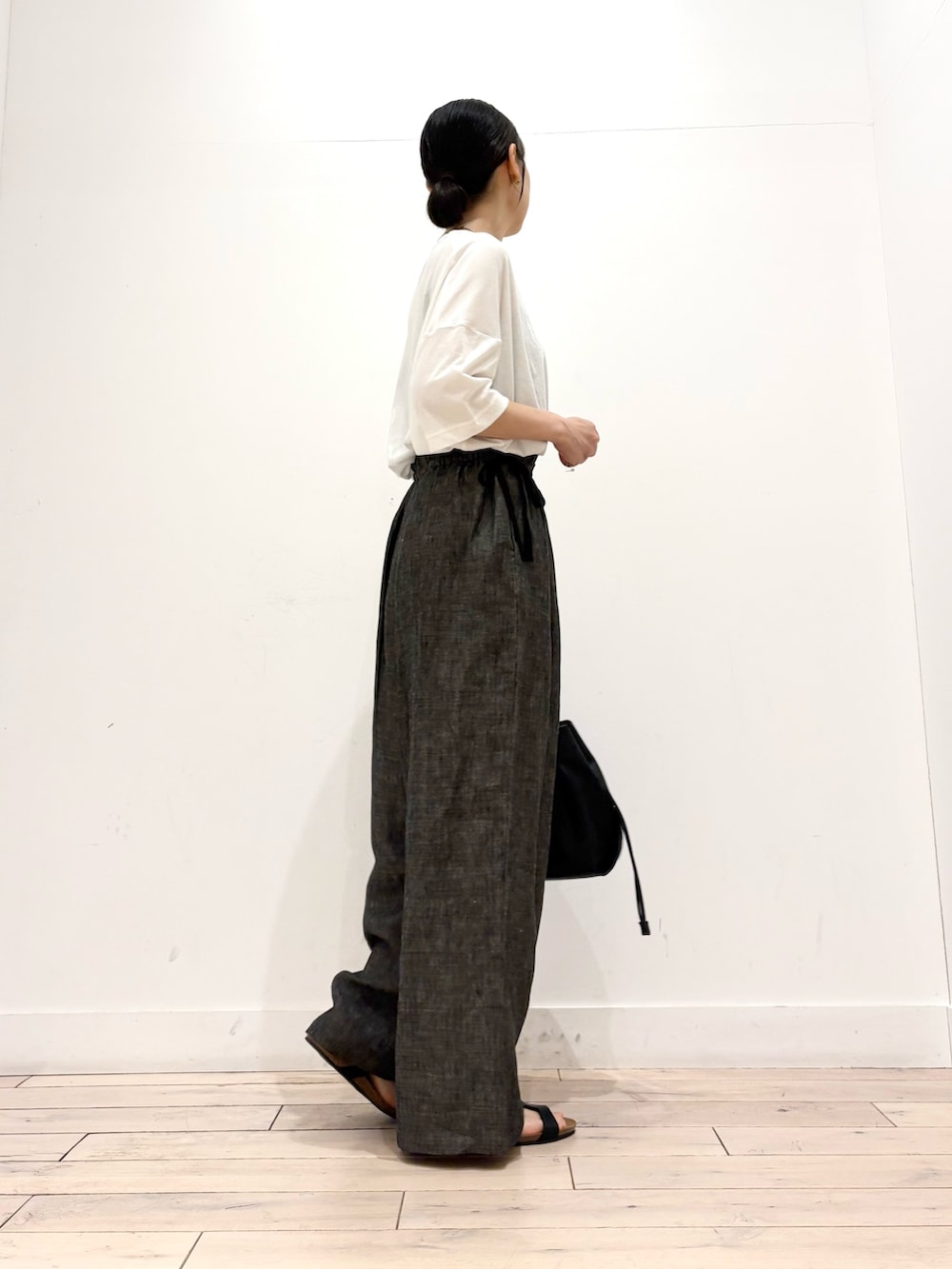 ブラック系のその他パンツ、ブラック系のショルダーバッグ、ブラック系のサンダルを着用したレディースの夏コーディネートの2枚目の写真
