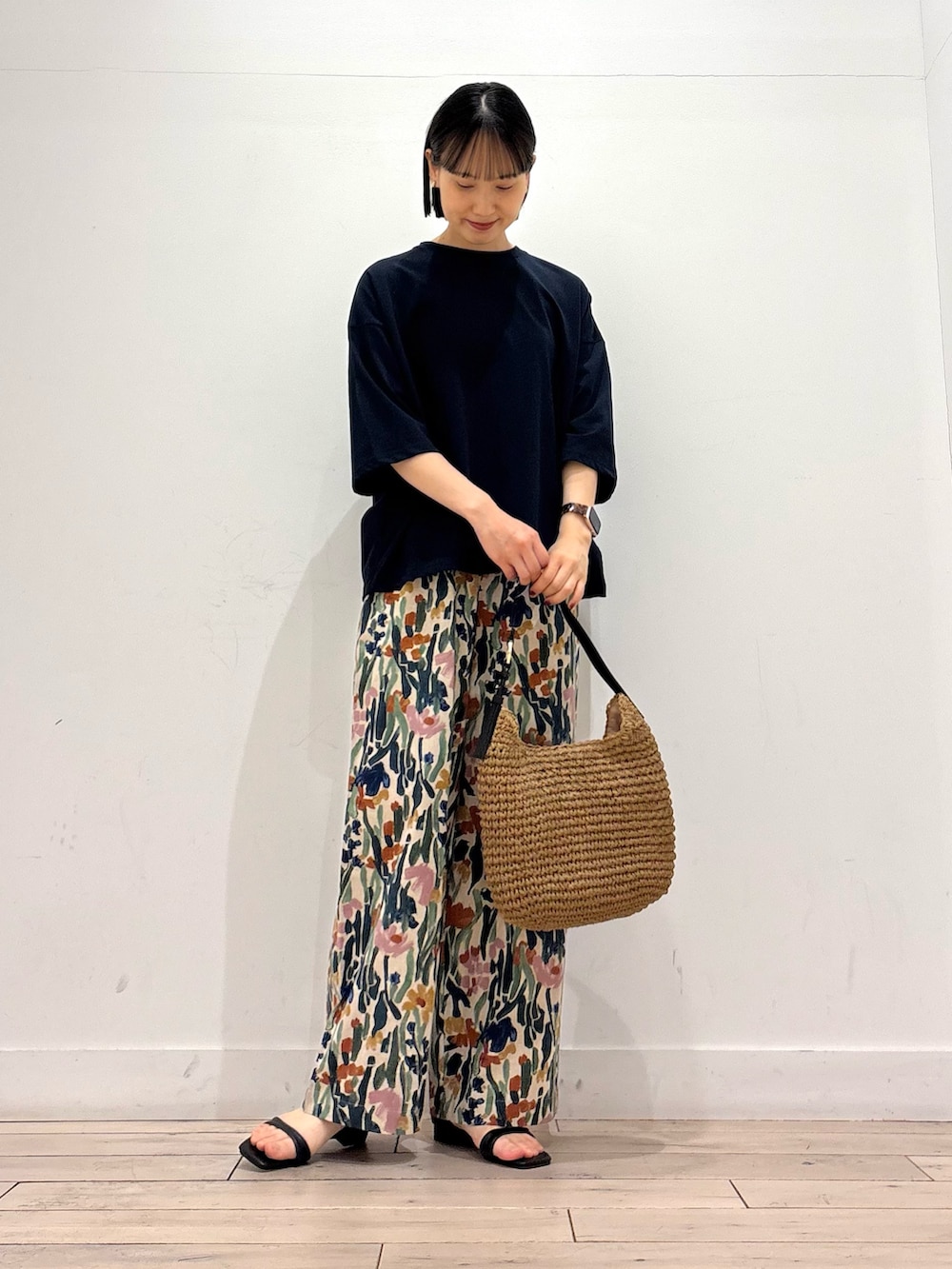 ブルー系のTシャツ/カットソー、グリーン系のその他パンツ、イエロー系のトートバッグを着用したレディースの春コーディネートの2枚目の写真
