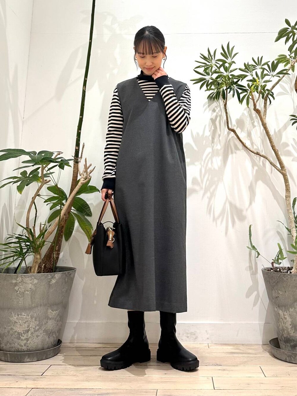 ブラック系のトートバッグ、ブラック系のTシャツ/カットソー、グレー系のワンピースを着用したレディースの秋コーディネートの2枚目の写真