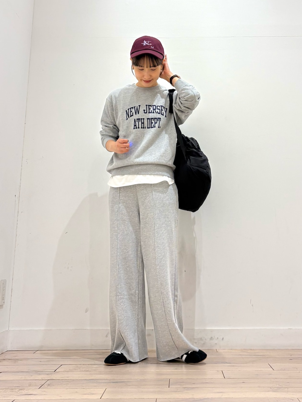 グレー系のスウェット、グレー系のその他パンツ、ブラック系のバックパック/リュックを着用したレディースの秋コーディネートの2枚目の写真