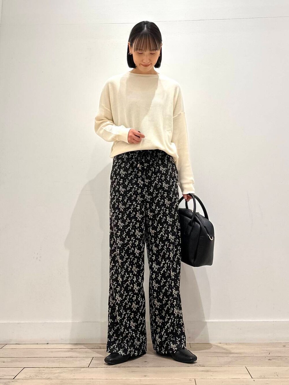 ブラック系のローファー、ベージュ系のTシャツ/カットソー、ブラック系のボストンバッグを着用したレディースの秋コーディネートの4枚目の写真