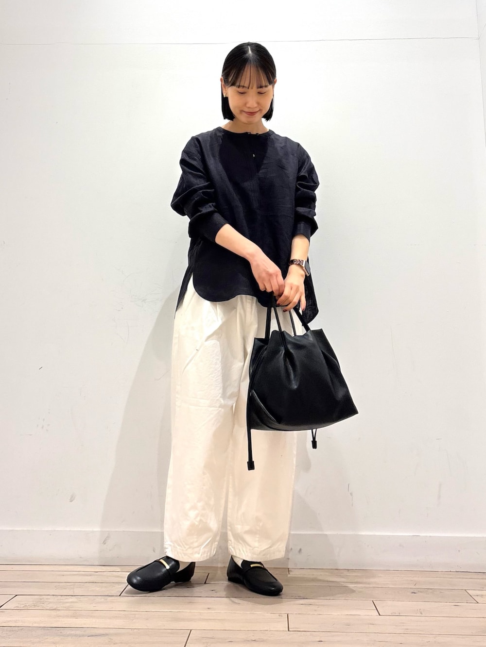 ブルー系のシャツ/ブラウス、ブラック系のショルダーバッグ、ブラック系のローファーを着用したレディースの春コーディネートの2枚目の写真