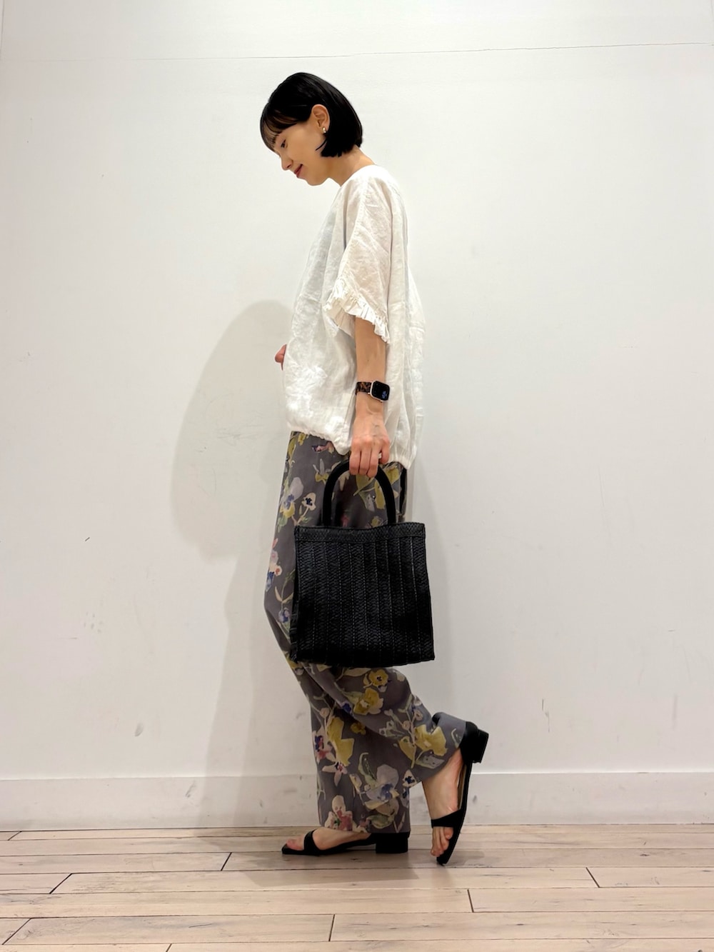 ホワイト系のシャツ/ブラウス、グレー系のその他パンツ、ブラック系のハンドバッグを着用したレディースの春コーディネートの3枚目の写真