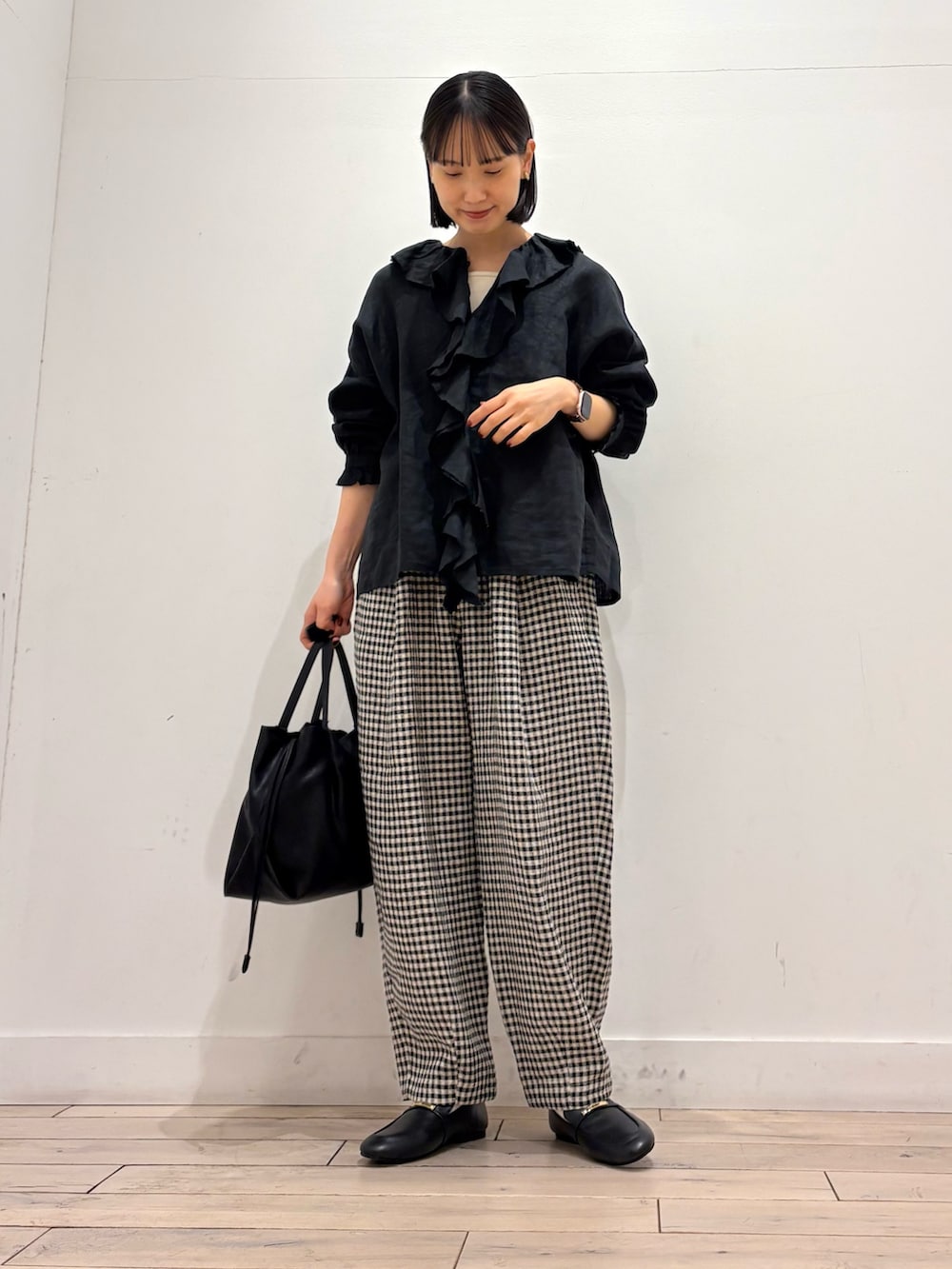 ブラック系のその他パンツ、ブラック系のショルダーバッグ、ブラック系のローファーを着用したレディースの春コーディネートの2枚目の写真