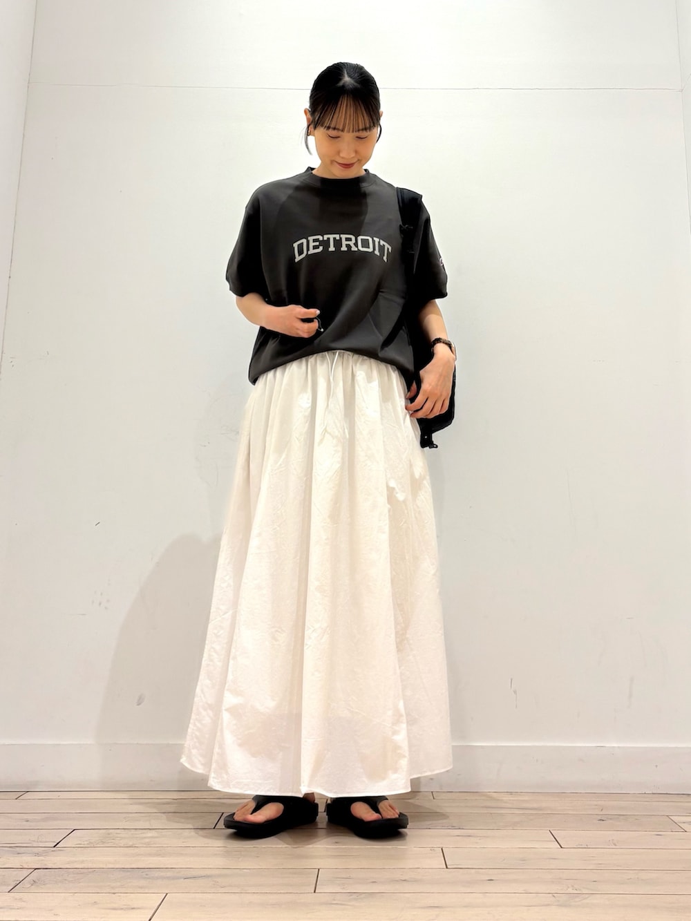 ブラック系のスウェット、ブラック系のサンダル、ブラック系のバックパック/リュックを着用したレディースの春コーディネートの2枚目の写真