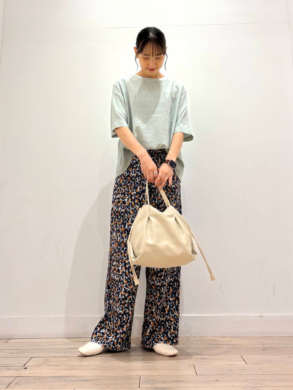 ホワイト系のローファー、ブルー系のその他パンツ、グリーン系のシャツ/ブラウスを着用したレディースの夏コーディネートの2枚目の写真