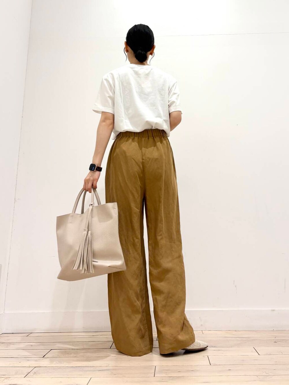 ホワイト系のトートバッグ、ホワイト系のTシャツ/カットソー、ホワイト系のTシャツ/カットソーを着用したレディースの夏コーディネートの4枚目の写真