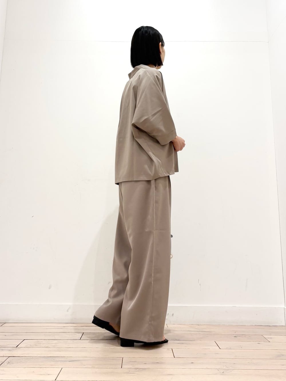 ベージュ系のシャツ/ブラウス、ブラック系のサンダル、ベージュ系のその他パンツを着用したレディースの春コーディネートの4枚目の写真