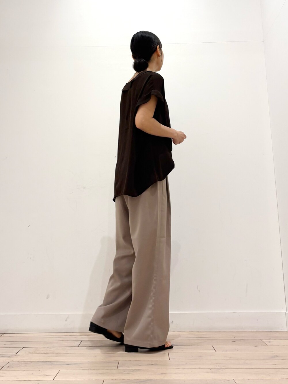 ベージュ系のその他パンツ、ブラック系のショルダーバッグ、ブラック系のサンダルを着用したレディースの夏コーディネートの4枚目の写真