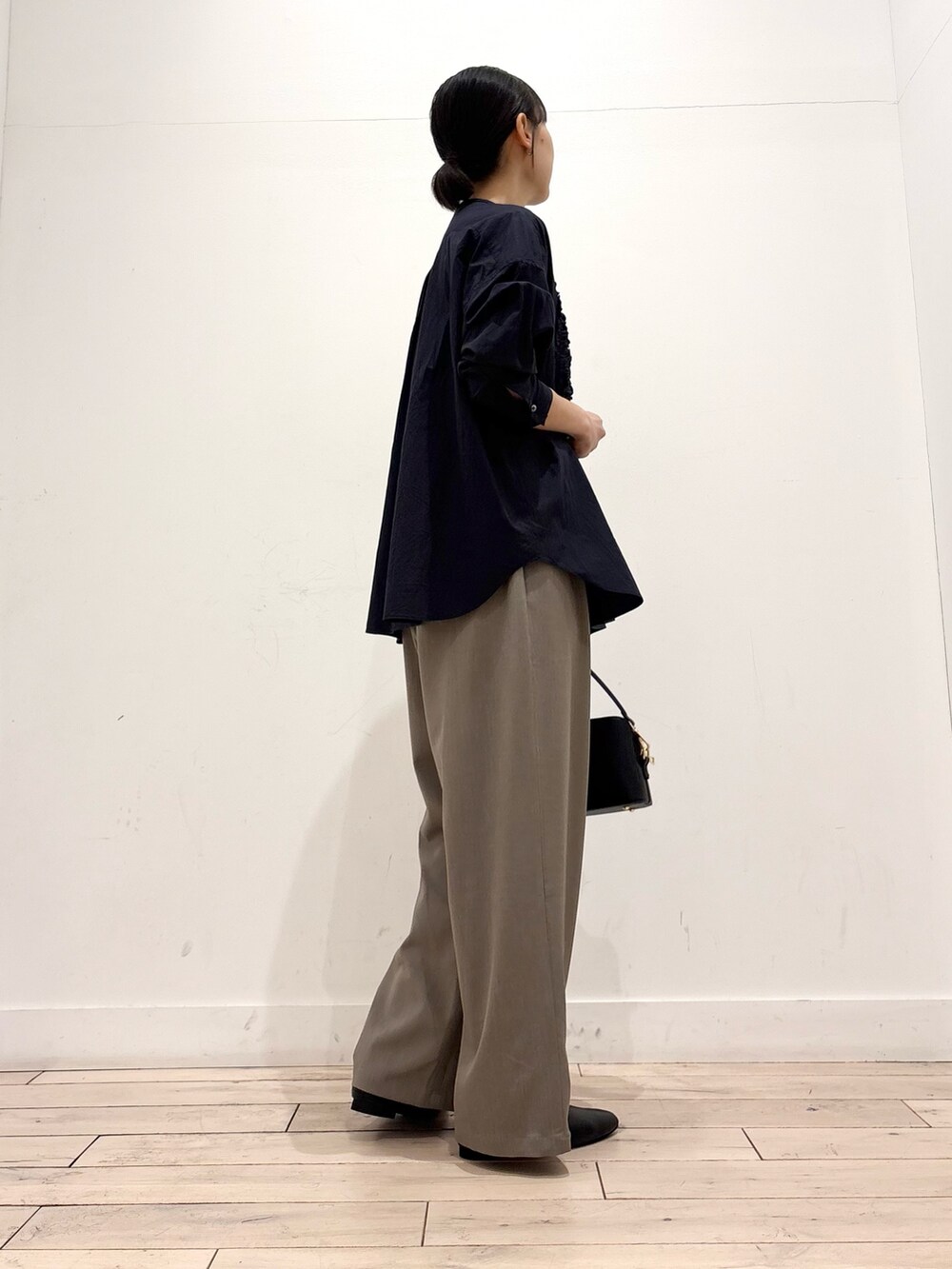 ブルー系のシャツ/ブラウス、ブラック系のショルダーバッグ、グレー系のその他パンツを着用したレディースの春コーディネートの4枚目の写真